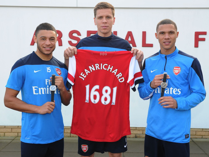 Alex Oxlade-Chamberlain, Wojciech Szczesny a Kieran Gibbs s hodinkami JeanRichard